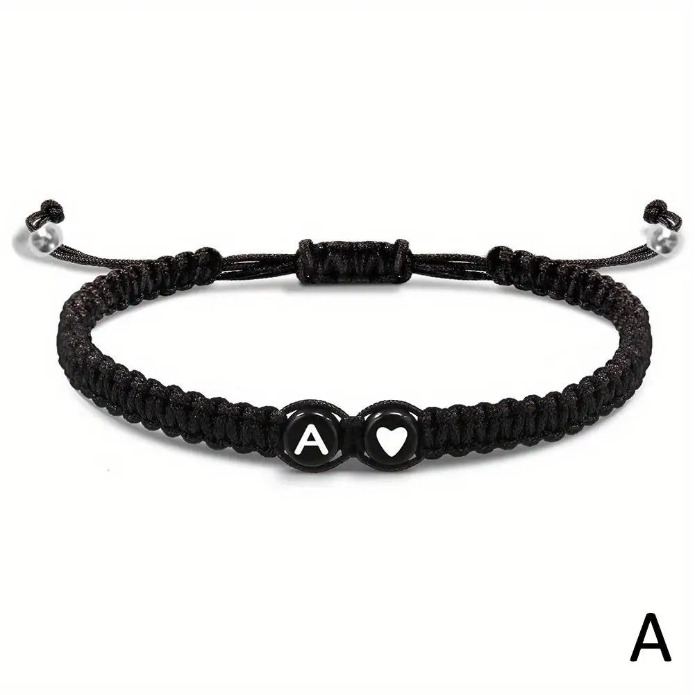 26文字のイニシャルハートブレスレット。ハンドメイドで調節可能。AZネーム編みブレスレット。女性・男性への友情ジュエリーギフト。