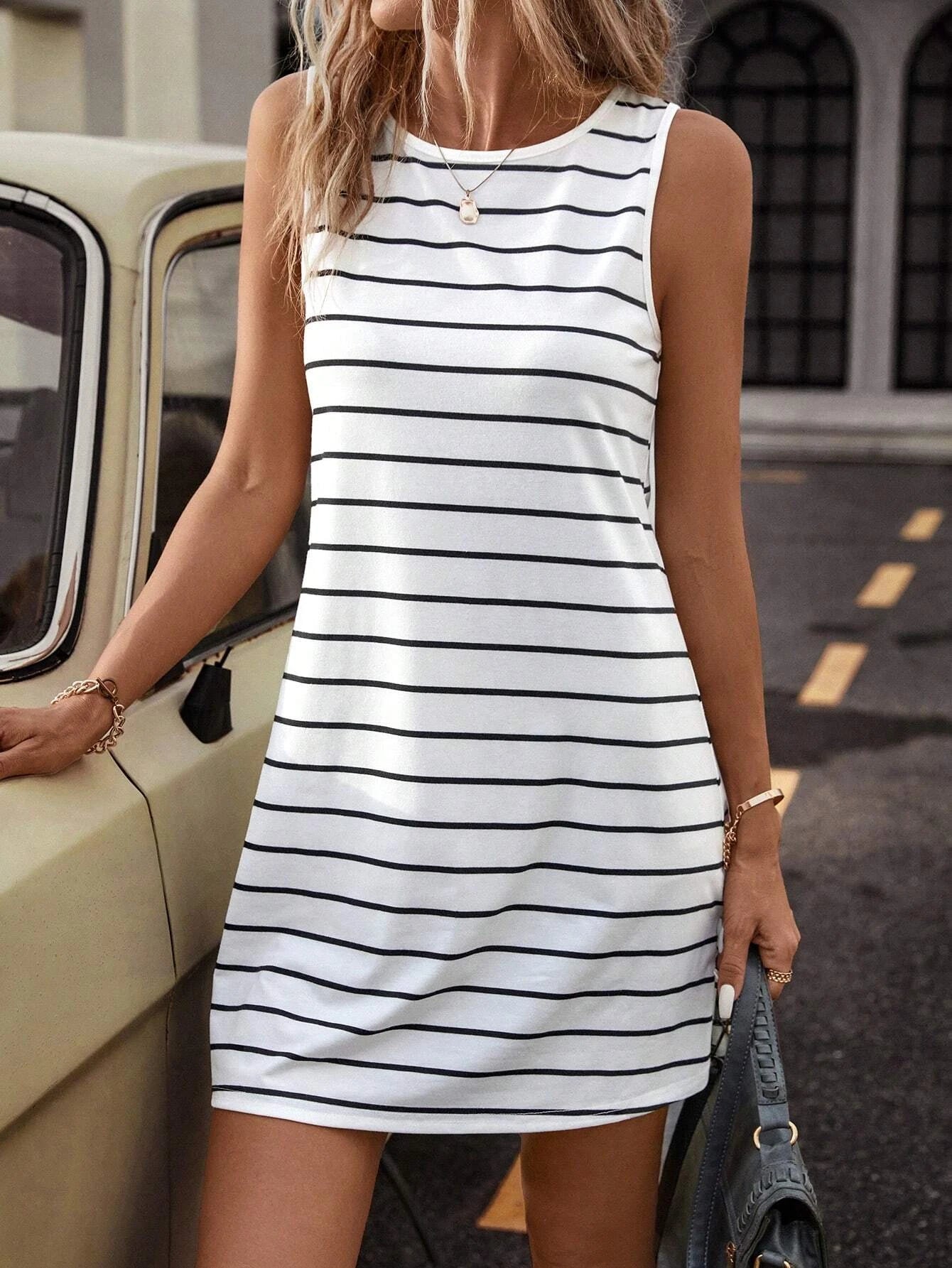 Summer black and white striped sleeveless dress; casual loose and slimming A-line skirt.