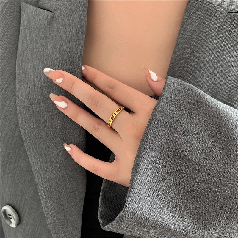 Vintage French Hollow Chain Twist Ring Women's Fashion Personality Party Ring Simple Titanium Steel Jewelry 18K Gold Plated