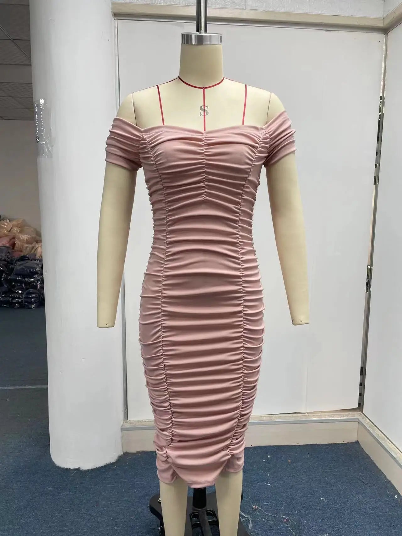 夏の新作無地ノースリーブコンデンスドレスレディースロングスカートエレガントな気質女性Vestidosワンショルダープリーツドレス