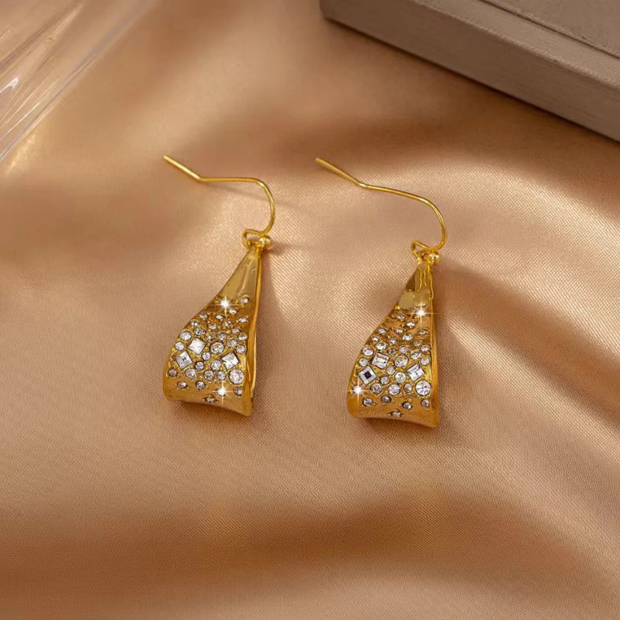 Original design of copper gold-plated full diamond ear hooks by European and American geniuses