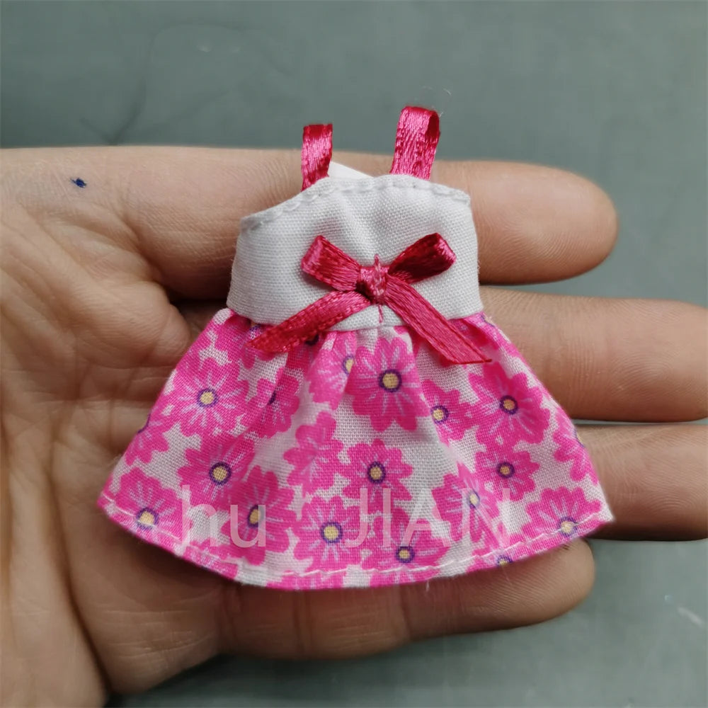 Ob11人形の服の本物の小さなケリーのオリジナルの種類は、服のパンツを着ることができるシンバの子供たちが家のおもちゃをプレイします