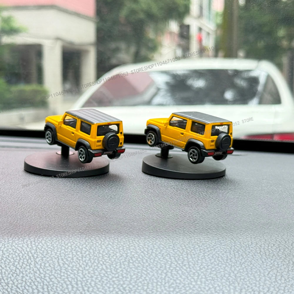車用ドリフト回転オーナメント 車用ダッシュボード回転レーシングモデルデコ 個性的な車用センターコンソール カートゥーン スズキ ジムニー用