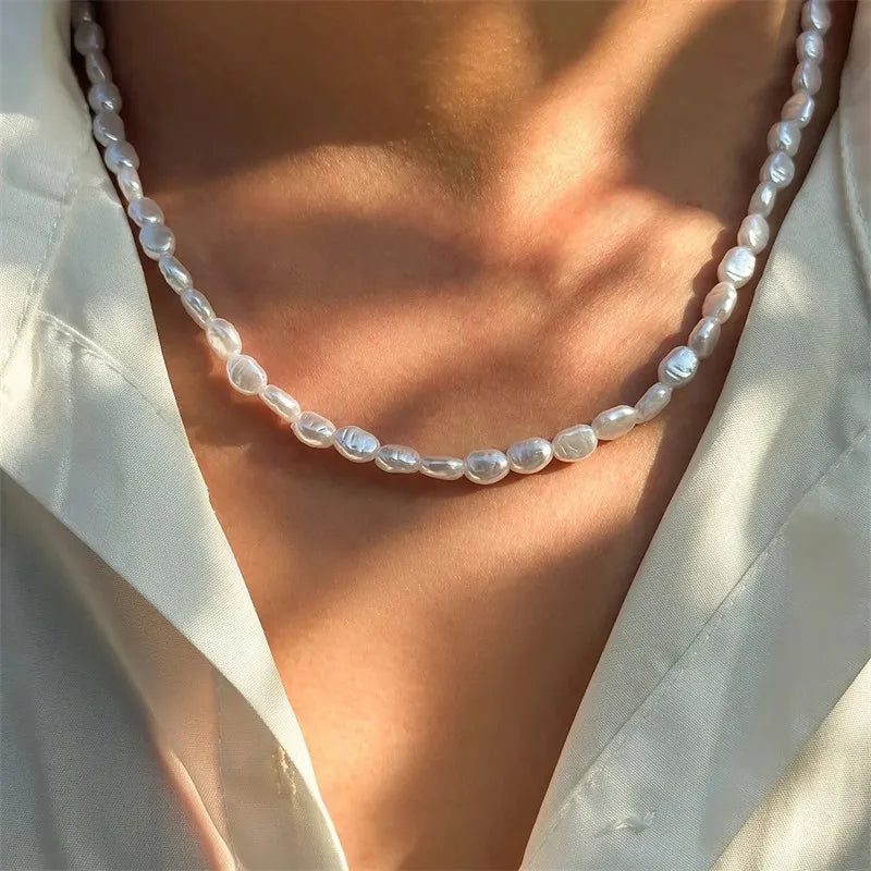 女性のための新しいファッションシンプルなイミテーションパールチョーカーネックレスヴィンテージエレガントなビーズの気質ネックレスウェディングパーティージュエリー