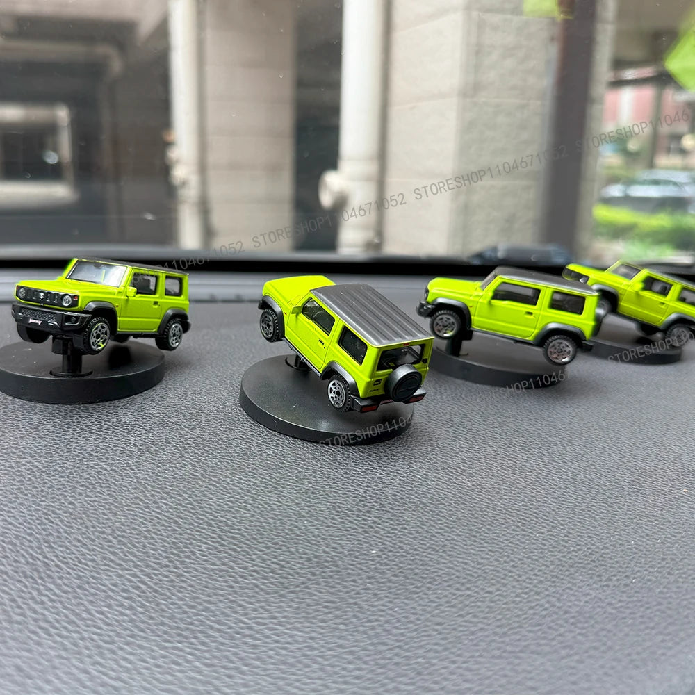 車用ドリフト回転オーナメント 車用ダッシュボード回転レーシングモデルデコ 個性的な車用センターコンソール カートゥーン スズキ ジムニー用