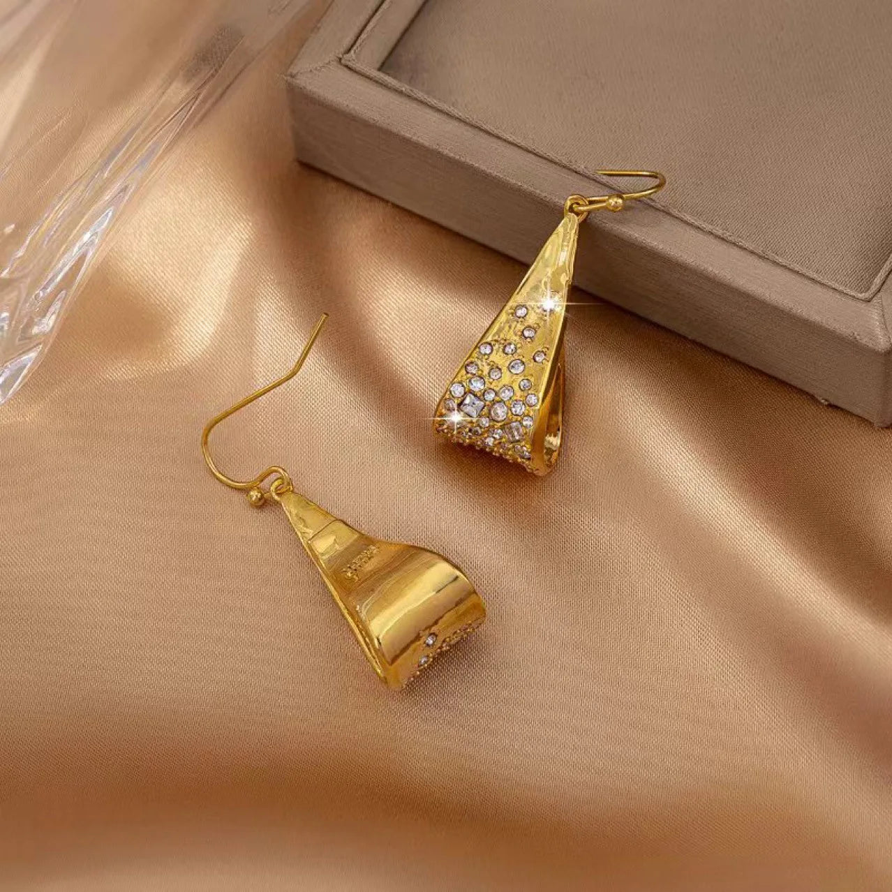 Original design of copper gold-plated full diamond ear hooks by European and American geniuses