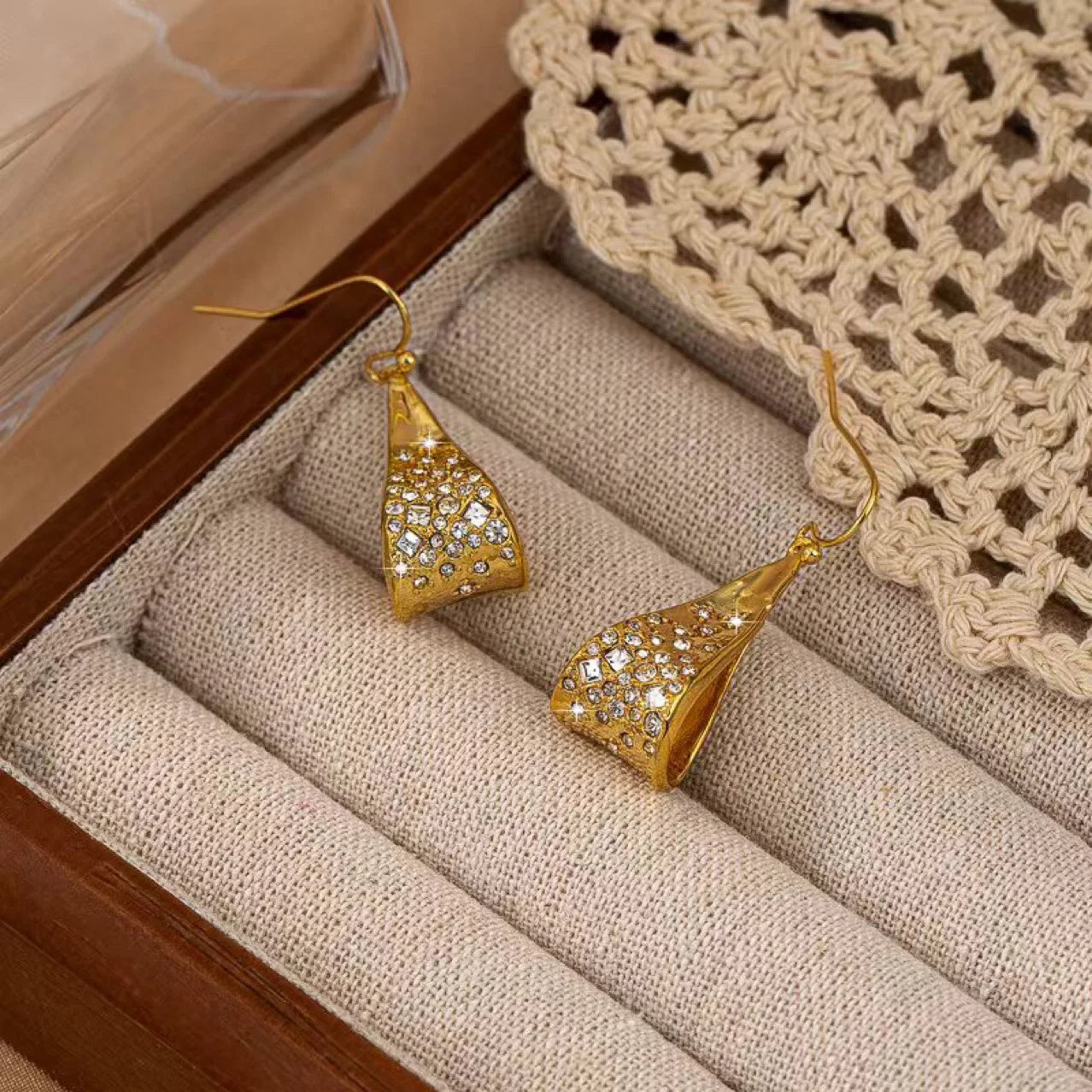 Original design of copper gold-plated full diamond ear hooks by European and American geniuses