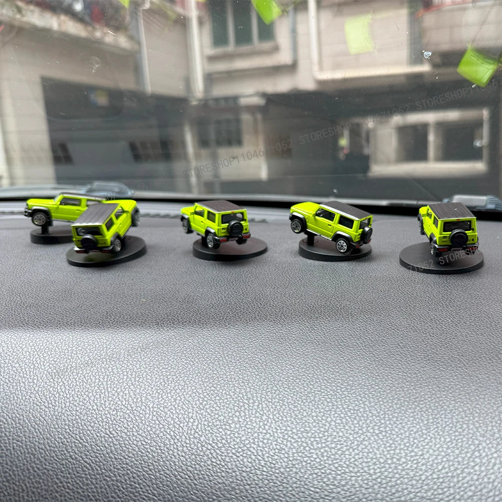 車用ドリフト回転オーナメント 車用ダッシュボード回転レーシングモデルデコ 個性的な車用センターコンソール カートゥーン スズキ ジムニー用
