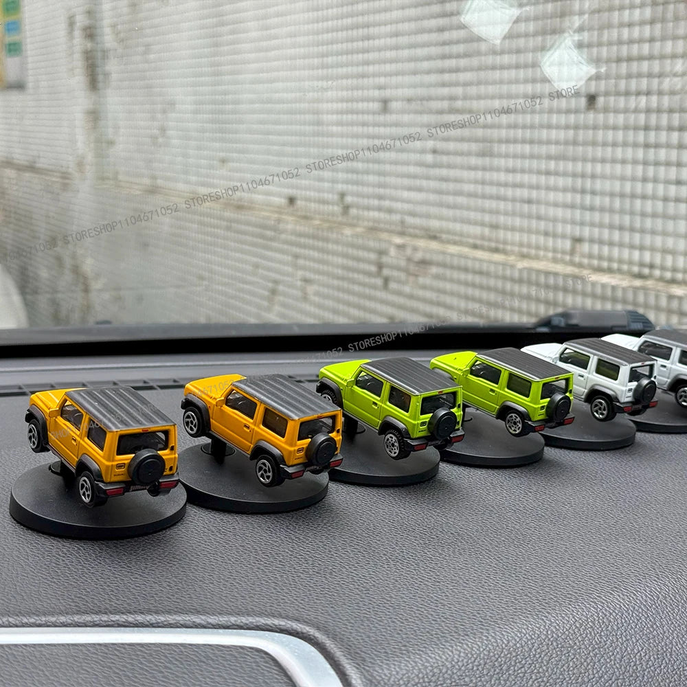 車用ドリフト回転オーナメント 車用ダッシュボード回転レーシングモデルデコ 個性的な車用センターコンソール カートゥーン スズキ ジムニー用