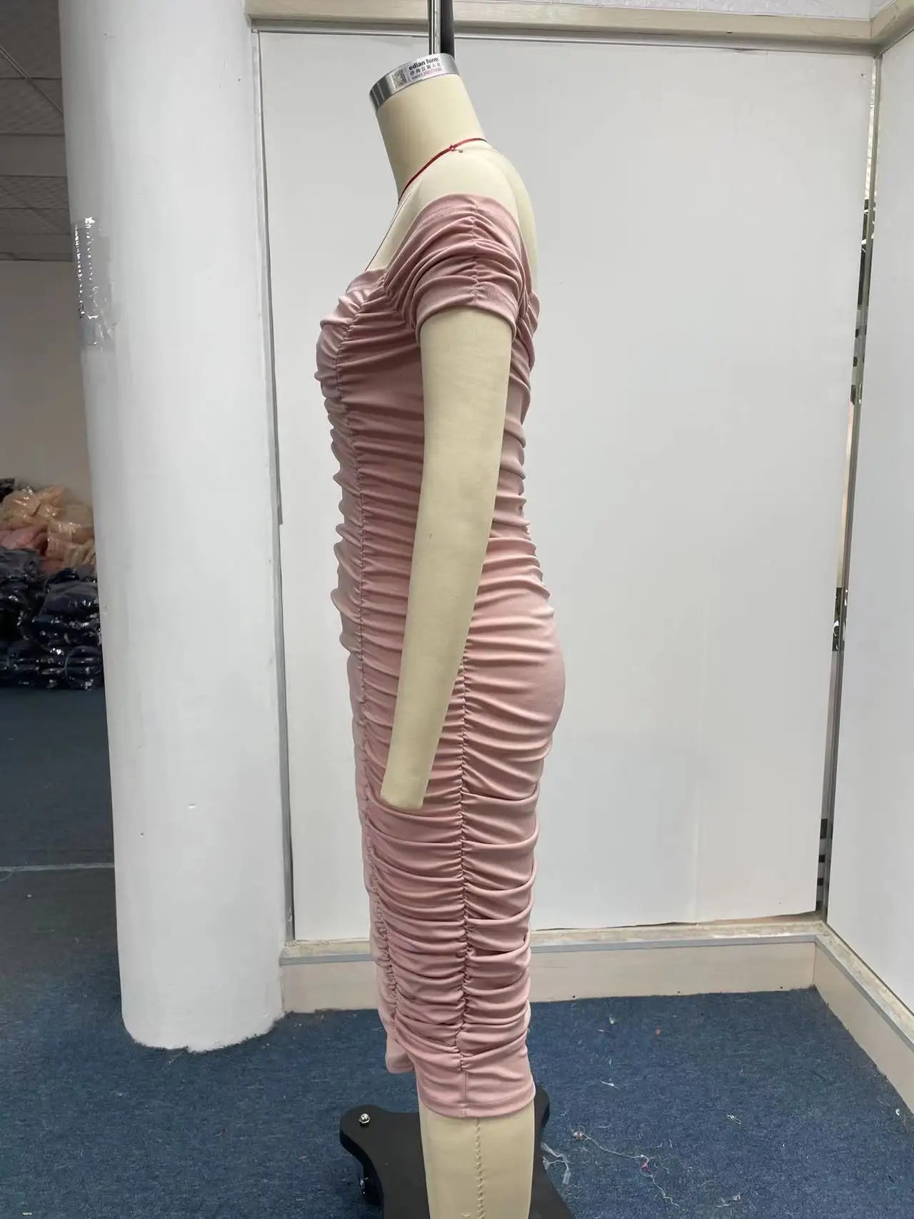 夏の新作無地ノースリーブコンデンスドレスレディースロングスカートエレガントな気質女性Vestidosワンショルダープリーツドレス