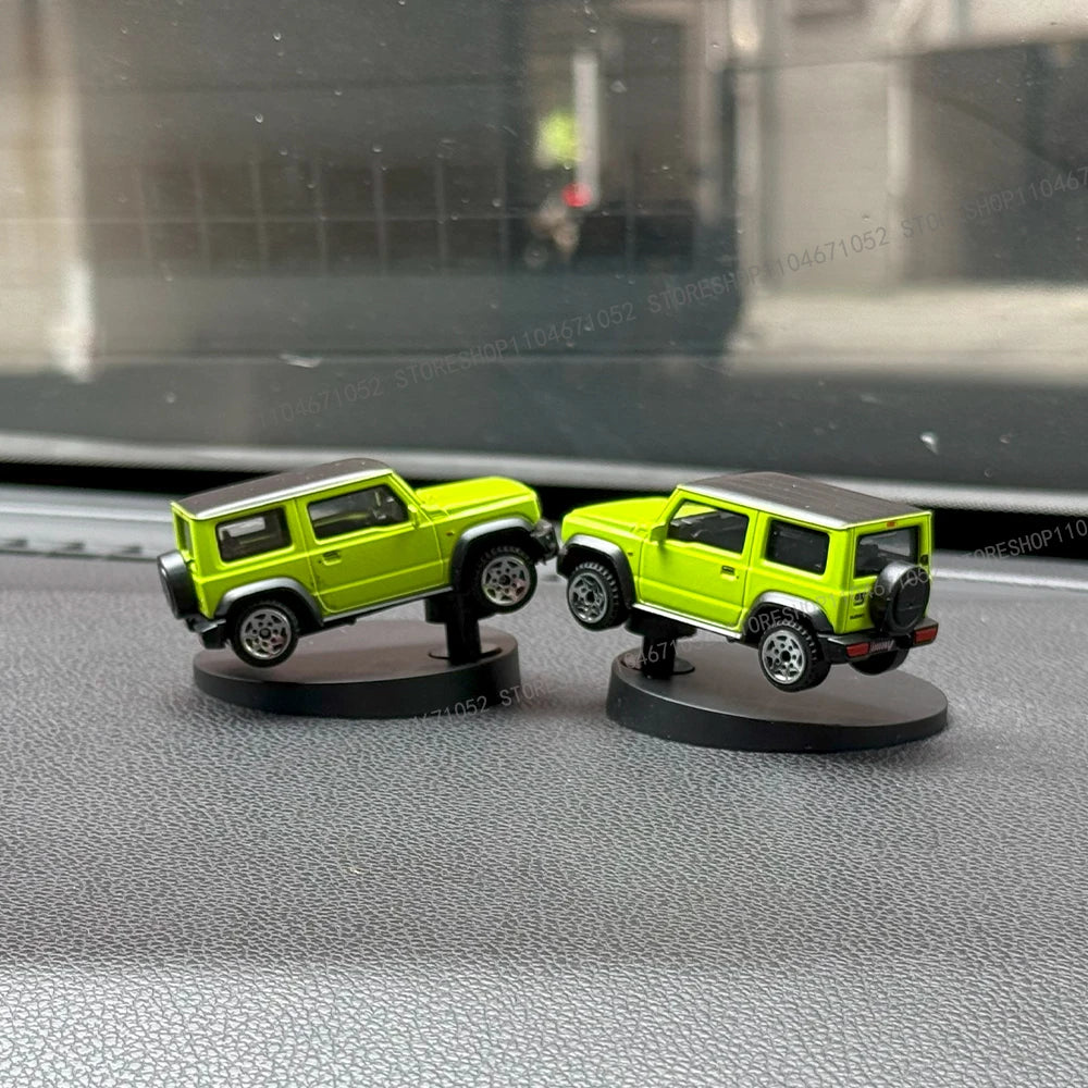 車用ドリフト回転オーナメント 車用ダッシュボード回転レーシングモデルデコ 個性的な車用センターコンソール カートゥーン スズキ ジムニー用