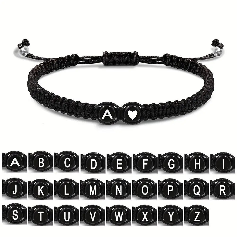 26文字のイニシャルハートブレスレット。ハンドメイドで調節可能。AZネーム編みブレスレット。女性・男性への友情ジュエリーギフト。