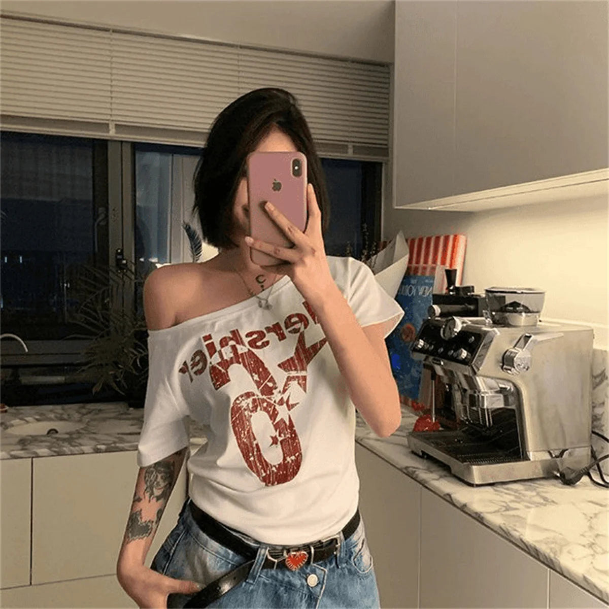 Y2kスポーツサマーオフショルダートップ レディース レター セクシー ヴィンテージ 2000年代 ショートスリーブTシャツ レディボディ ベーシッククロップトップ 女性用 カジュアル