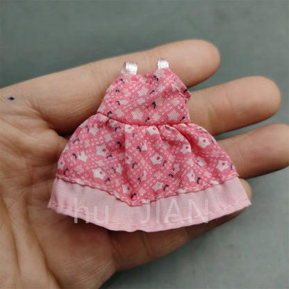Ob11人形の服の本物の小さなケリーのオリジナルの種類は、服のパンツを着ることができるシンバの子供たちが家のおもちゃをプレイします
