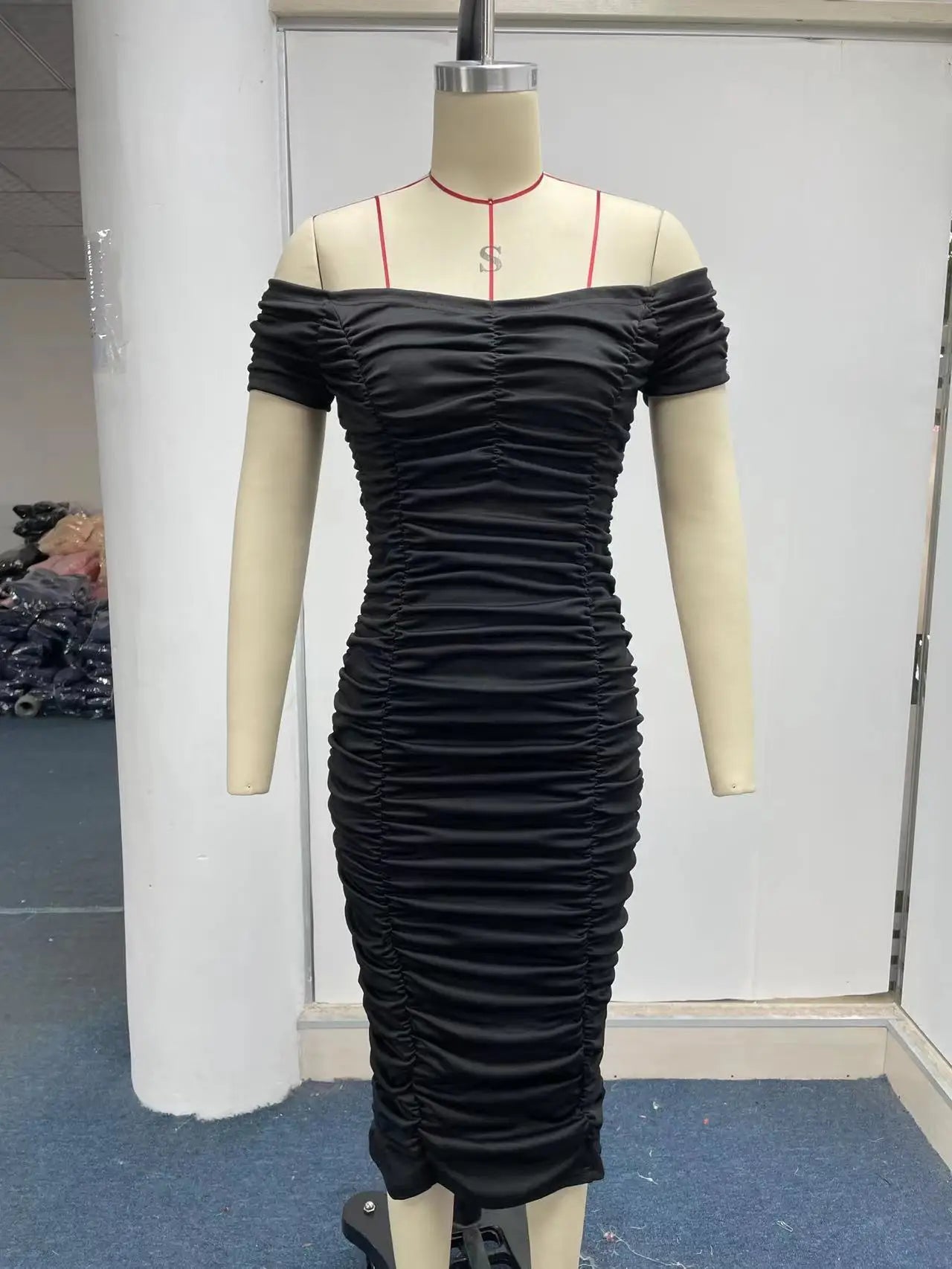 夏の新作無地ノースリーブコンデンスドレスレディースロングスカートエレガントな気質女性Vestidosワンショルダープリーツドレス