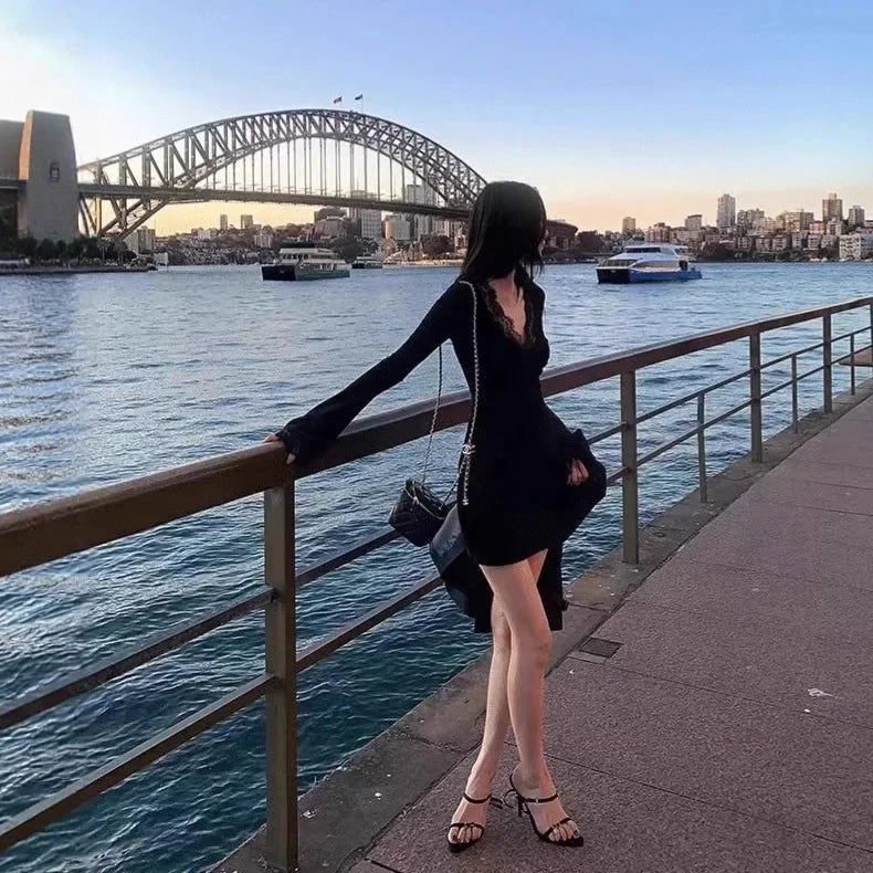 セクシーなブラックVネックレース結び目切り替え長袖ニットラップボディコンワンピース ミニスカート丈 スリミング効果 レディースドレス