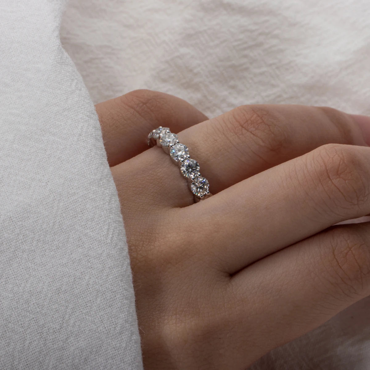 AnuJewel 4mm 5cttw Dカラー モアサナイト ウェディングバンドリング 925スターリングシルバー エタニティバンド レディースリング ジュエリー 卸売