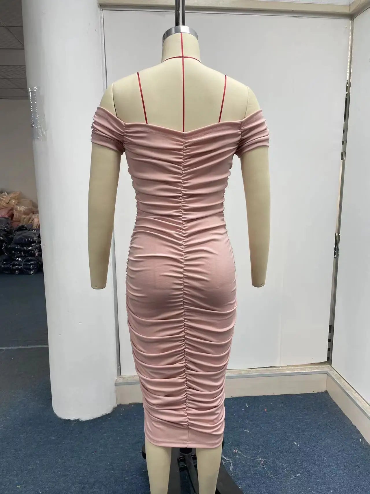 夏の新作無地ノースリーブコンデンスドレスレディースロングスカートエレガントな気質女性Vestidosワンショルダープリーツドレス