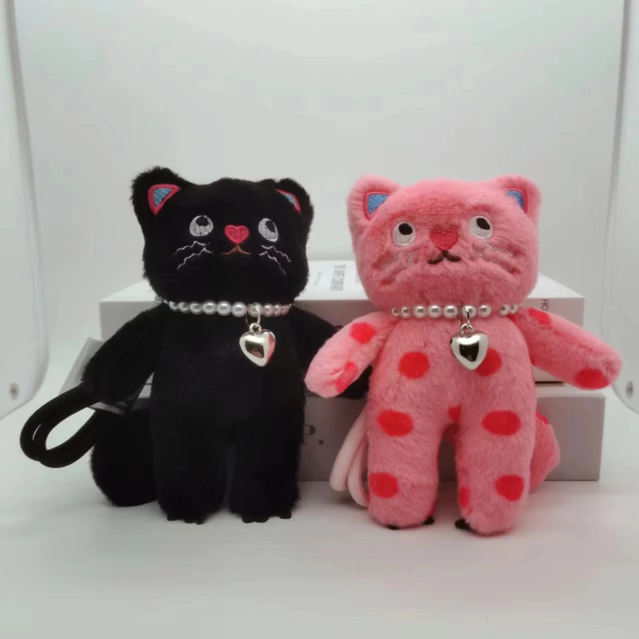 15cm かわいいピンクの猫ぬいぐるみキーチェーン かわいい猫ぬいぐるみペンダント 柔らかい動物キーホルダー 車のキー用バックルアクセサリー 女の子・女性用バッグハンギング