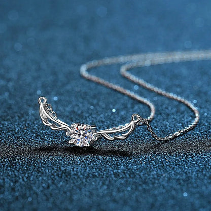 wz031Lefei ファッション ラグジュアリー トレンディ シンプル クラシック 0.5CT モアサナイト アングルウィング ネックレス レディース 925 スターリングシルバー パーティージュエリー