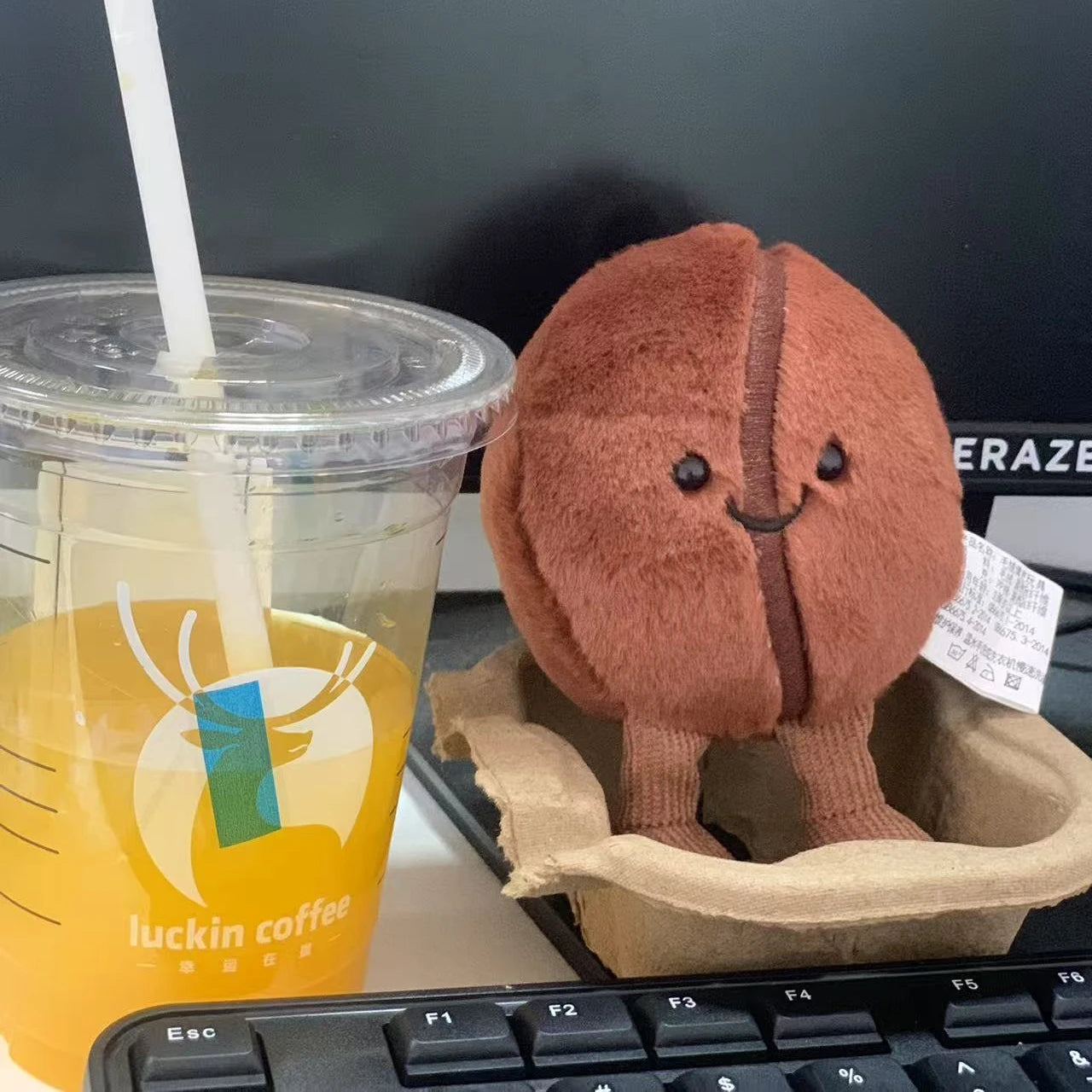 Jellycat コーヒー豆バッグペンダント 漫画ぬいぐるみ 笑顔のコーヒーフードぬいぐるみ かわいいキーチェーン ソフトドール 誕生日プレゼント 女の子
