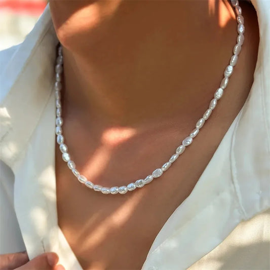 女性のための新しいファッションシンプルなイミテーションパールチョーカーネックレスヴィンテージエレガントなビーズの気質ネックレスウェディングパーティージュエリー