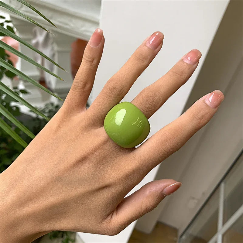 クラシックなキャンディーカラーのアクリルリング、誇張された幾何学模様のリング、ハンドジュエリー、卸売レディースアクセサリー