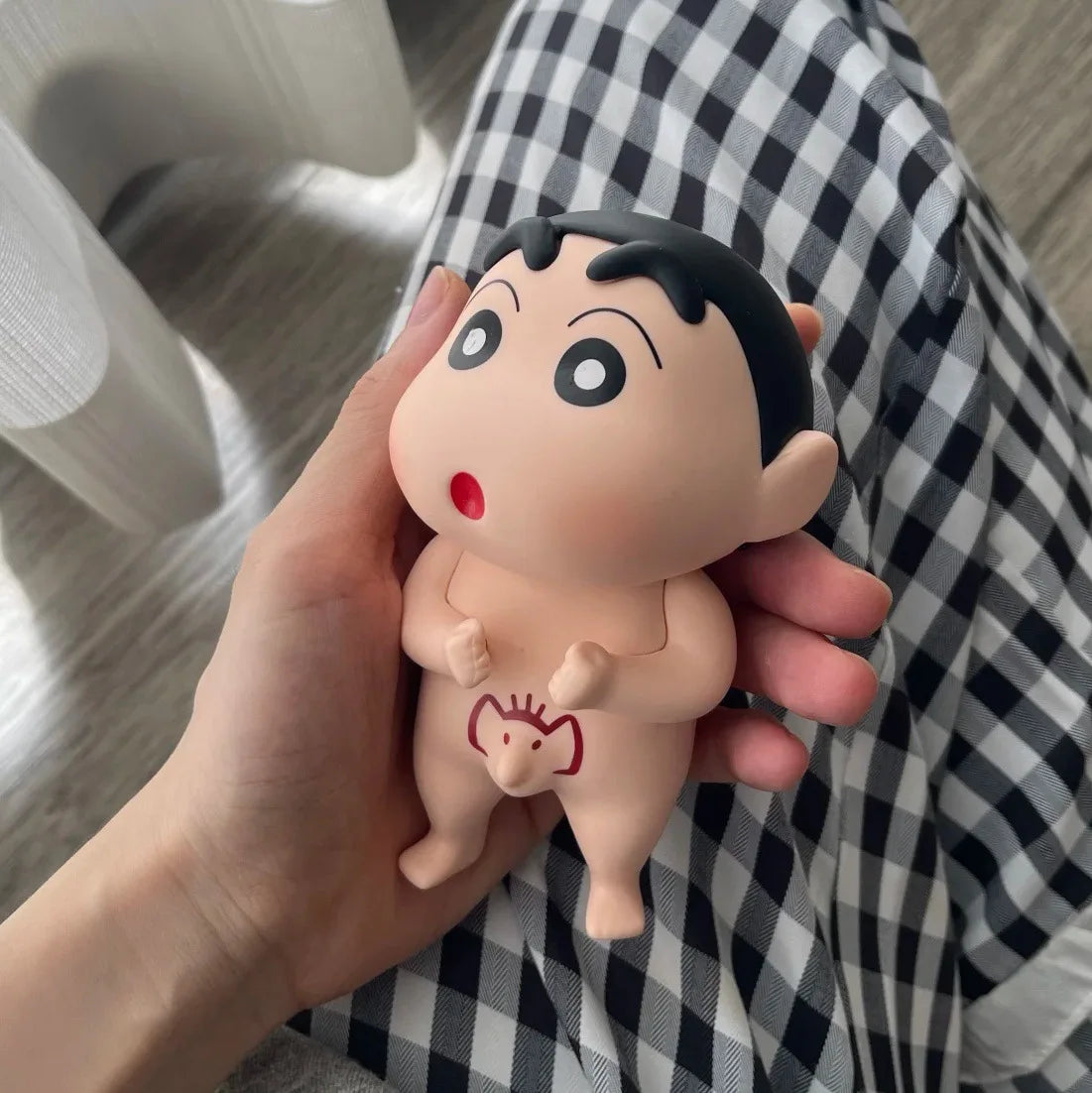Take Bath Zaemon クレヨンしんちゃん おしり丸出し 目を開けて スマホスタンド デスクトップフィギュア オーナメント ギフト ドール 車用飾り