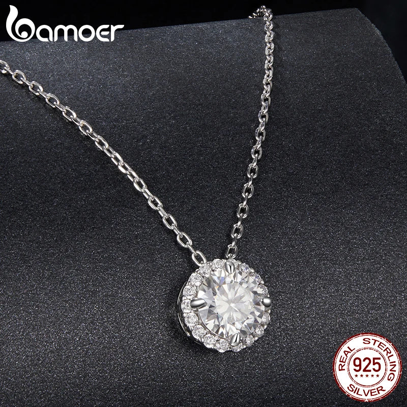BAMOER 925スターリングシルバー ラウンドハロー モアサナイト ネックレス、ホワイトゴールドメッキ クラシックでエレガントなネックレス 婚約ジュエリー ギフト