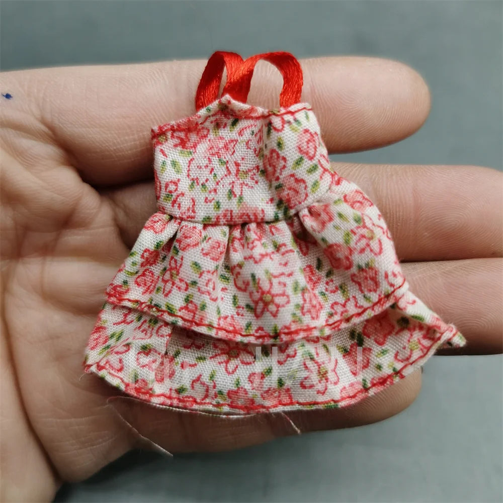 Ob11人形の服の本物の小さなケリーのオリジナルの種類は、服のパンツを着ることができるシンバの子供たちが家のおもちゃをプレイします
