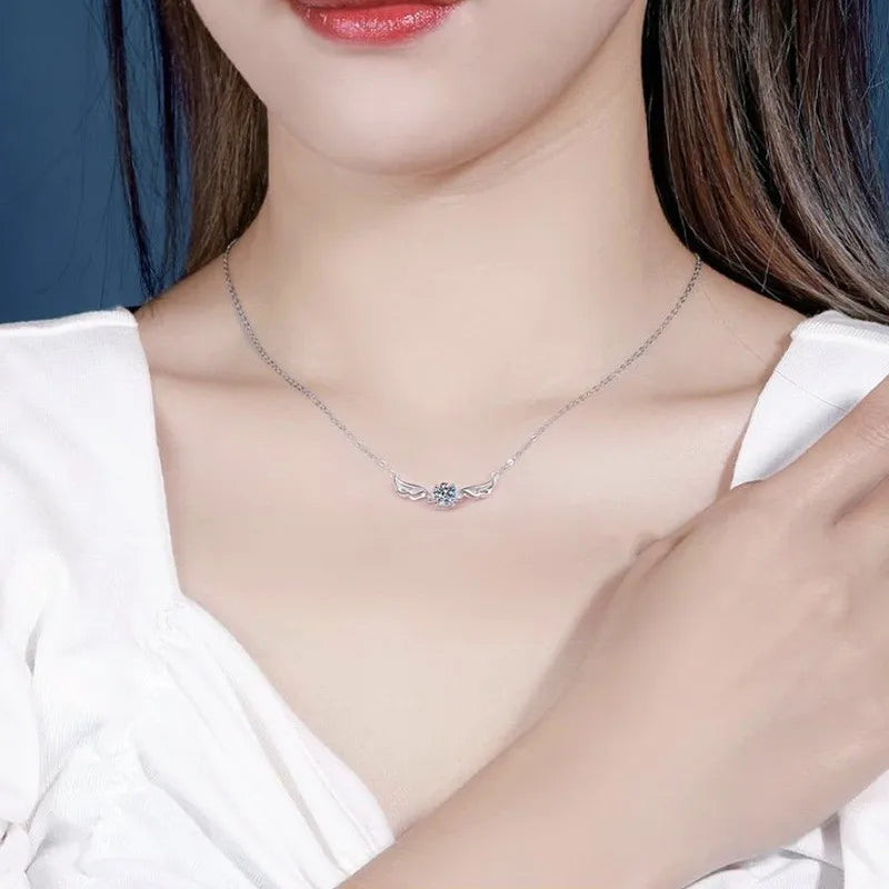 wz031Lefei ファッション ラグジュアリー トレンディ シンプル クラシック 0.5CT モアサナイト アングルウィング ネックレス レディース 925 スターリングシルバー パーティージュエリー