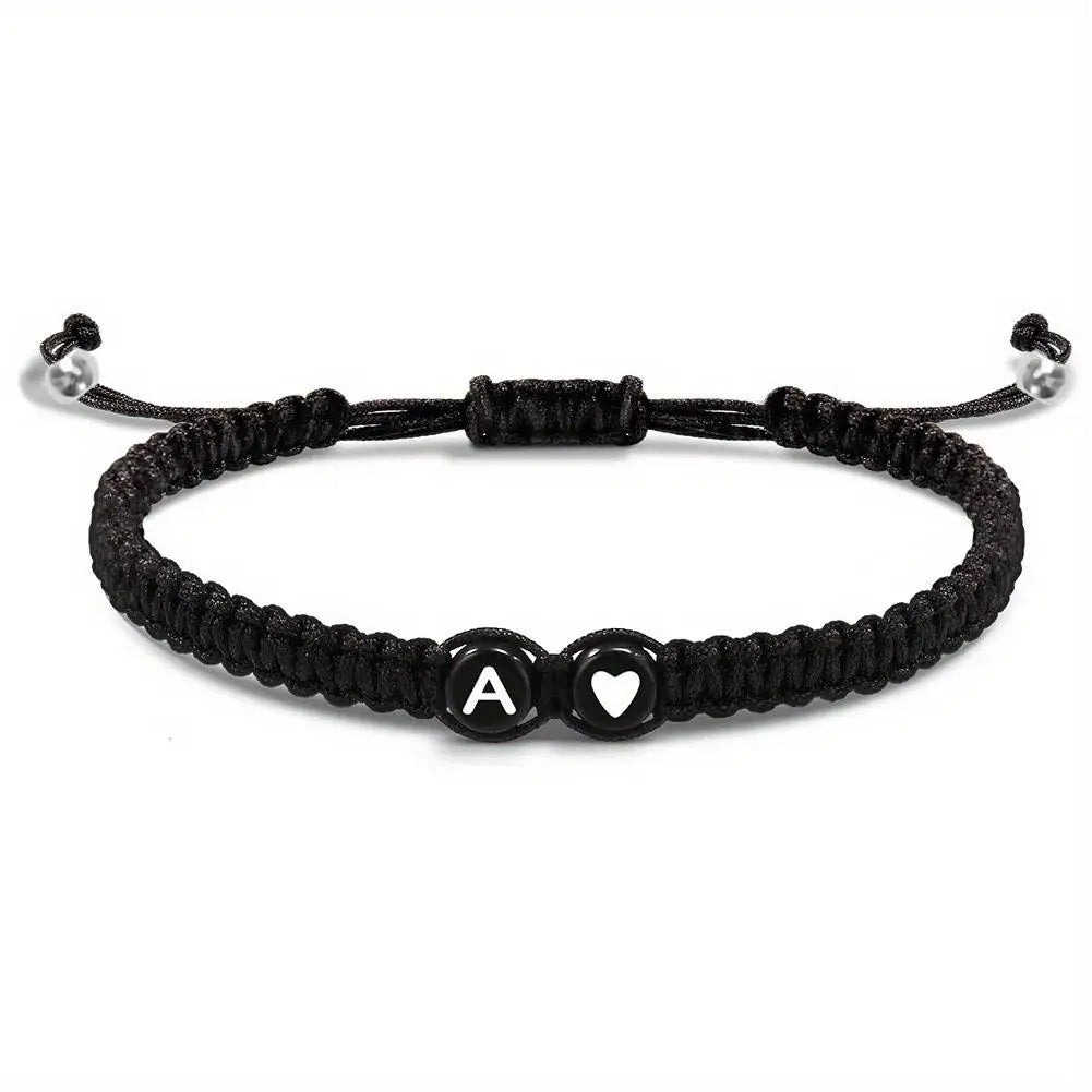 26文字のイニシャルハートブレスレット。ハンドメイドで調節可能。AZネーム編みブレスレット。女性・男性への友情ジュエリーギフト。