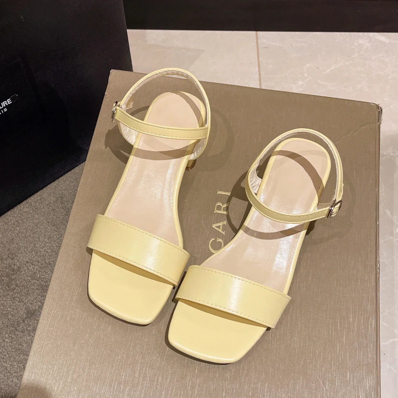 夏の女性用サンダル、女性用の新しい厚底サンダル、ネットセレブ、バックル付きの優しいワンライン、妖精スタイル