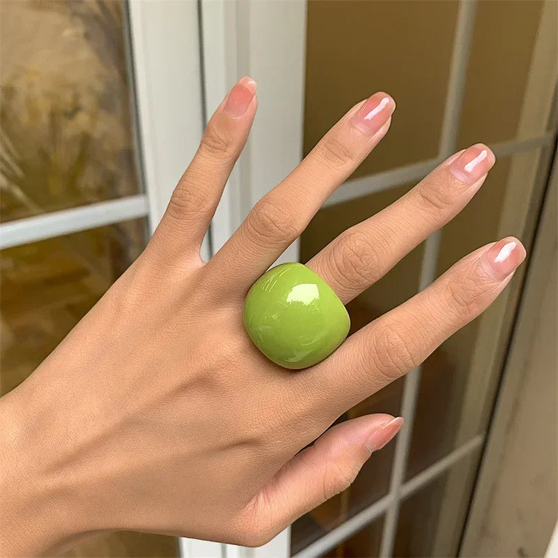 クラシックなキャンディーカラーのアクリルリング、誇張された幾何学模様のリング、ハンドジュエリー、卸売レディースアクセサリー