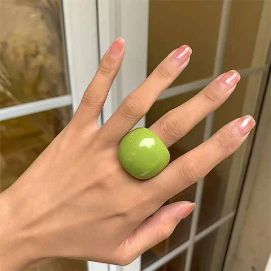 クラシックなキャンディーカラーのアクリルリング、誇張された幾何学模様のリング、ハンドジュエリー、卸売レディースアクセサリー